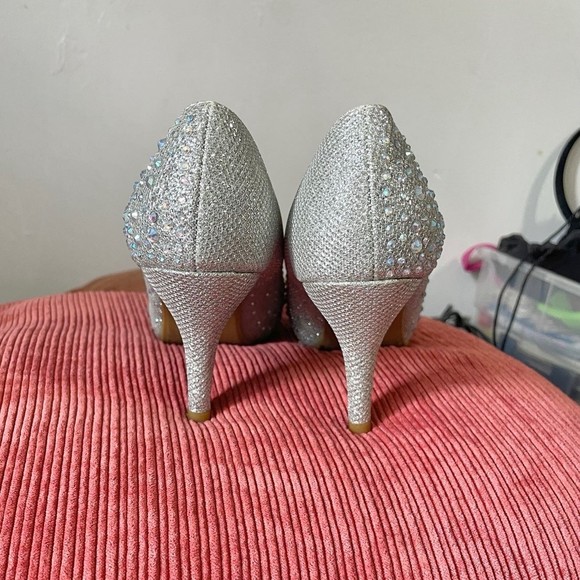 DREAM PAIRS EMBELLISHED SHINY WHITE GREY HEEL PUMPS - Picture 5 of 6
